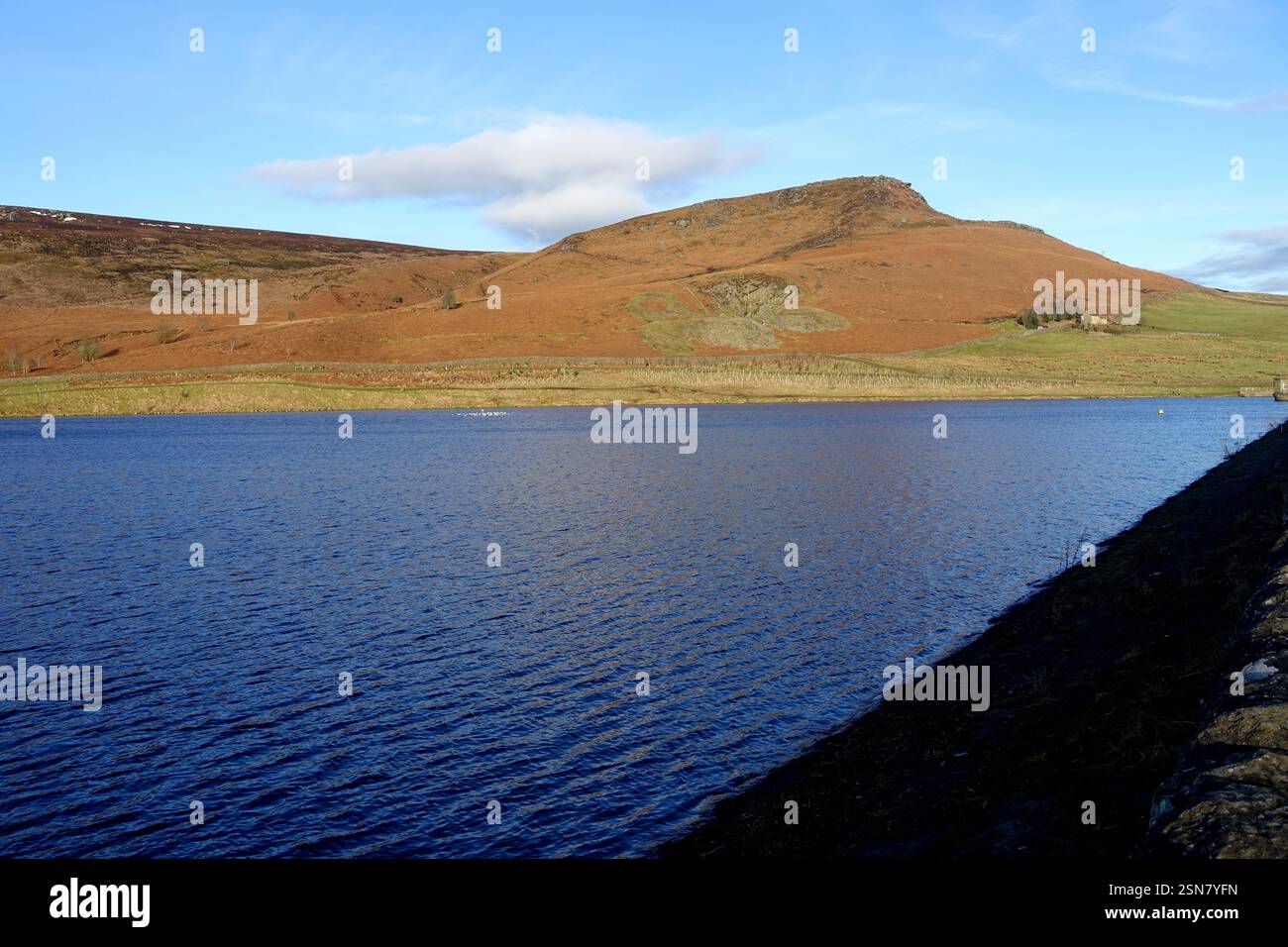 Embasy Crag and Embsay Reservoir vicino a Skipton ad Airedale, Yorkshire Dales National Park, Inghilterra, Regno Unito Foto Stock