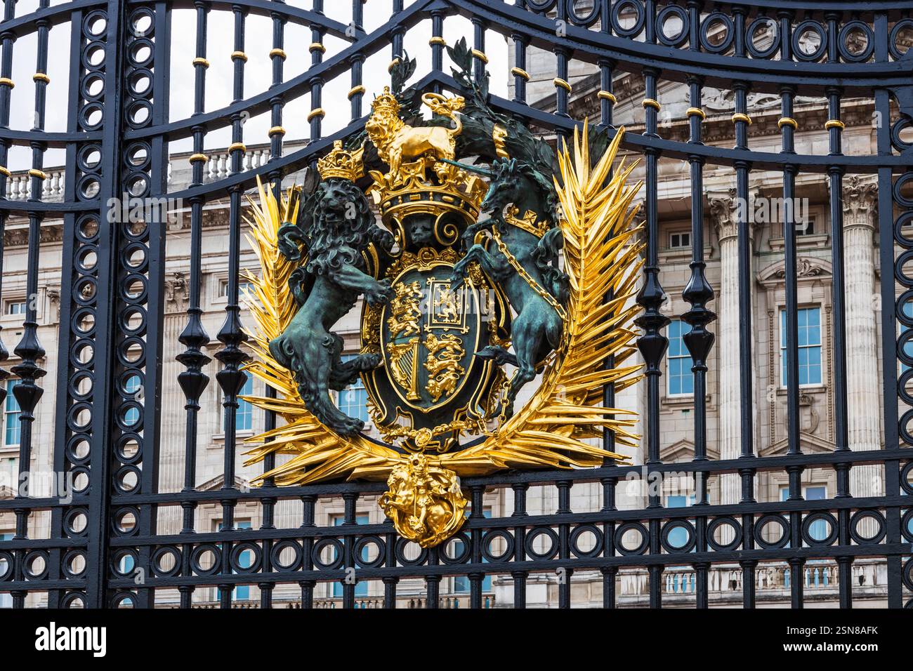 Porta di Buckingham Palace con il Golden Royal Coat of Arms a Londra Foto Stock