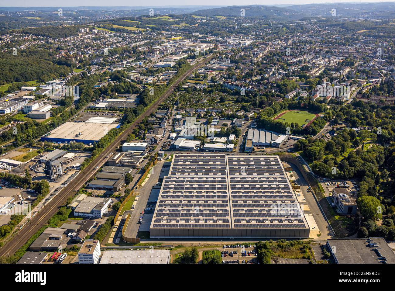Vista aerea, nuovo edificio, fornitore di immagini stampate Avery Dennison Materials GmbH con tetto solare, campo sportivo Jesinghauser Straße, stadio di calcio Spielve Foto Stock
