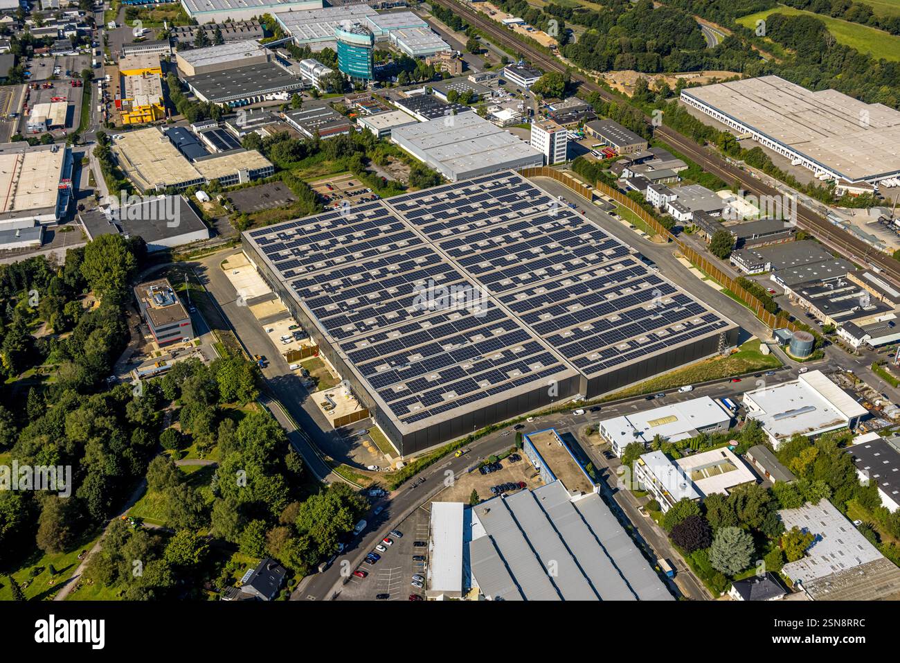 Vista aerea, nuovo edificio Avery Dennison Materials GmbH, fornitore di immagini a stampa con tetto solare, edificio verde dietro Einkaufsbüro Deutscher Eisenhändle Foto Stock