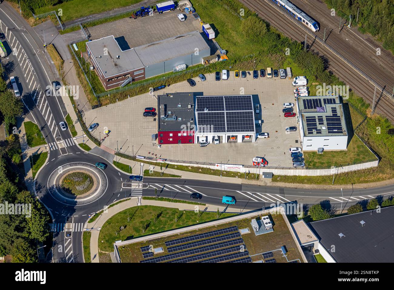 Vista aerea, nuova costruzione dell'organizzazione di soccorso tecnico THW Schwelm, stazione di soccorso DRK Schwelm e associazione locale della Croce Rossa tedesca Schwelm, tr Foto Stock