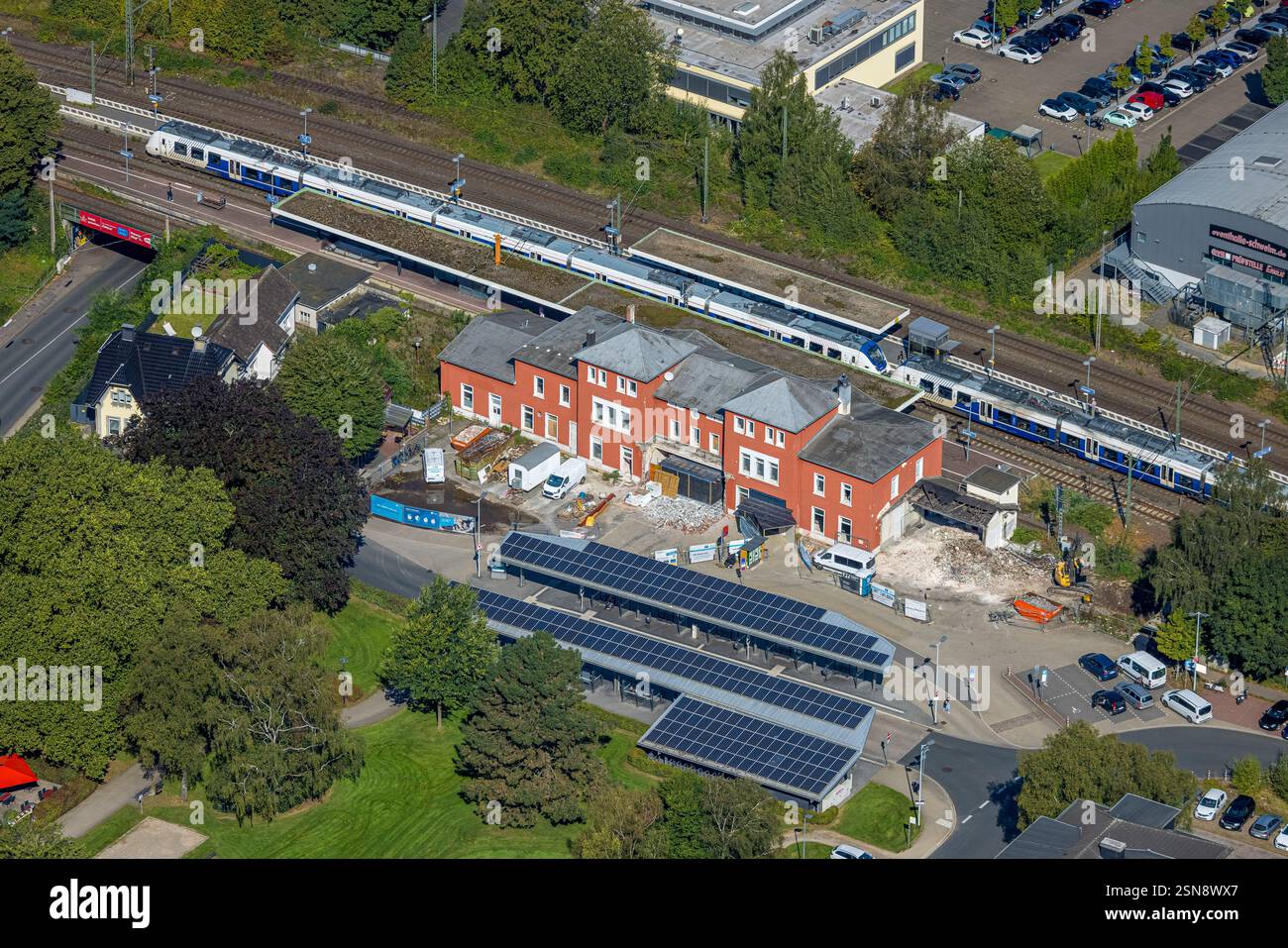Vista aerea, cantiere in costruzione presso la stazione ferroviaria di Schwelm con edificio della stazione rossa e stazione degli autobus ZOB con tetto solare, Schwelm, zona della Ruhr, North RH Foto Stock