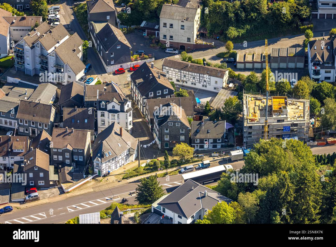 Vista aerea, cantiere con nuovo edificio all'angolo tra Kölner Straße e Bergstraße, case in legno, Schwelm, zona della Ruhr, Renania settentrionale Foto Stock