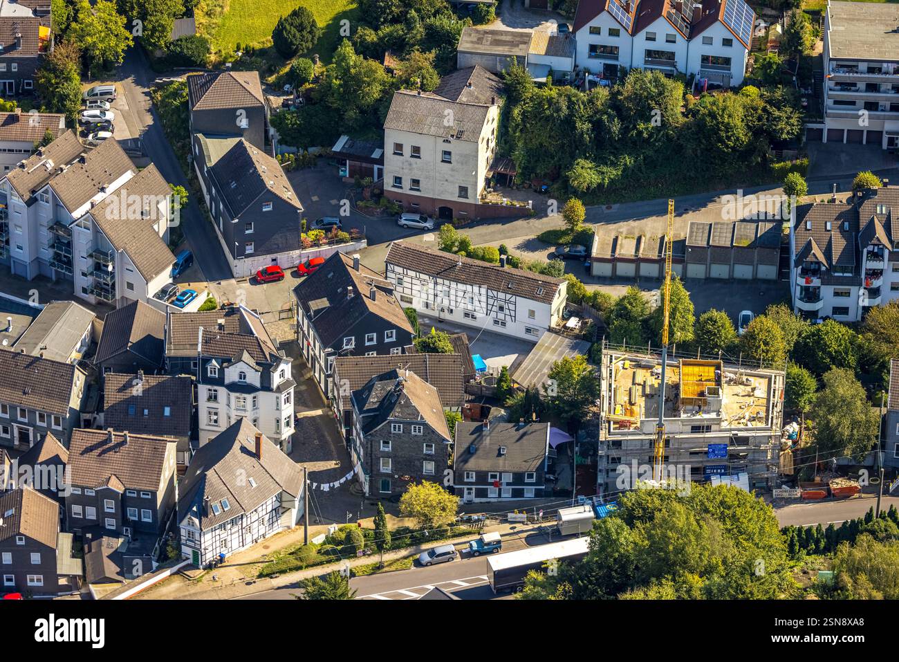 Vista aerea, cantiere con nuovo edificio all'angolo tra Kölner Straße e Bergstraße, case in legno, Schwelm, zona della Ruhr, Renania settentrionale Foto Stock