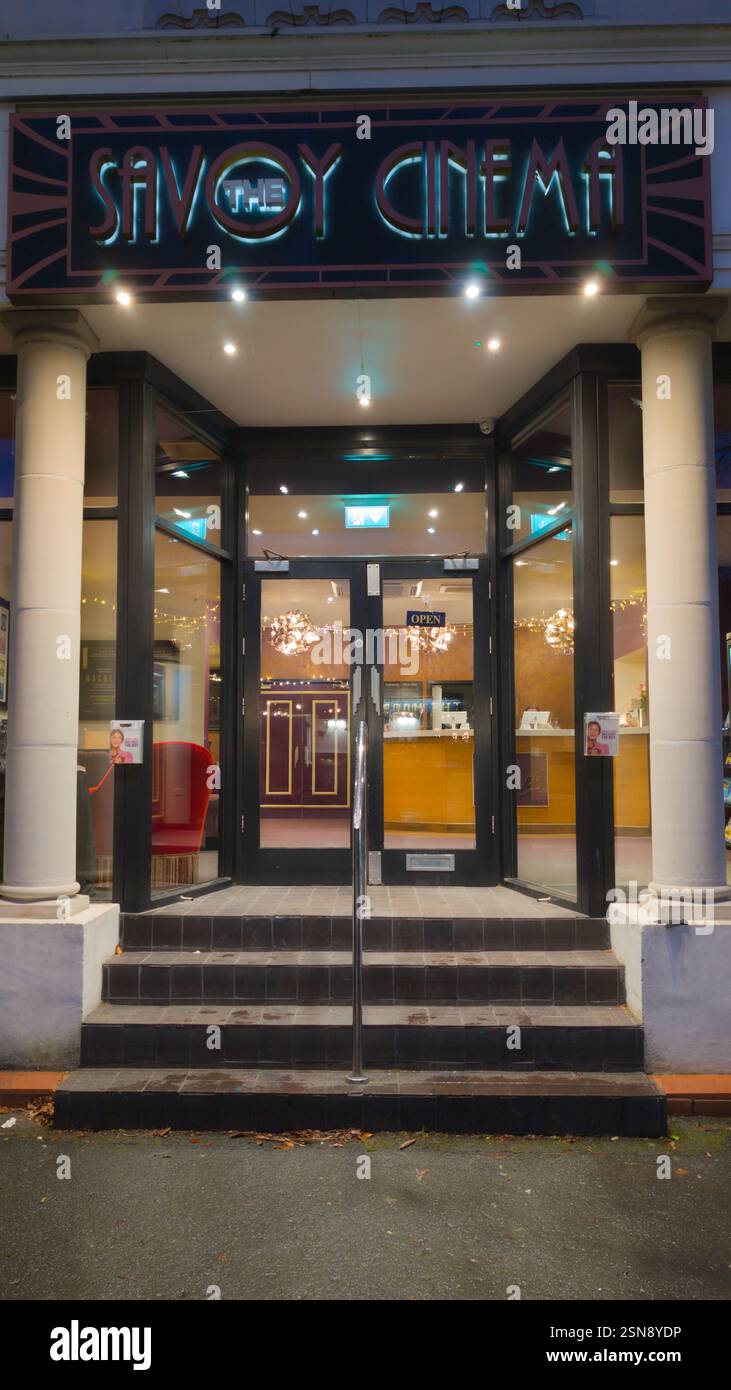 Savoy Cinema Heaton Moor. Cinema indipendente con ingresso in stile art deco, Stockport, Greater Manchester, Regno Unito - Immagine stock catturata con smartphone