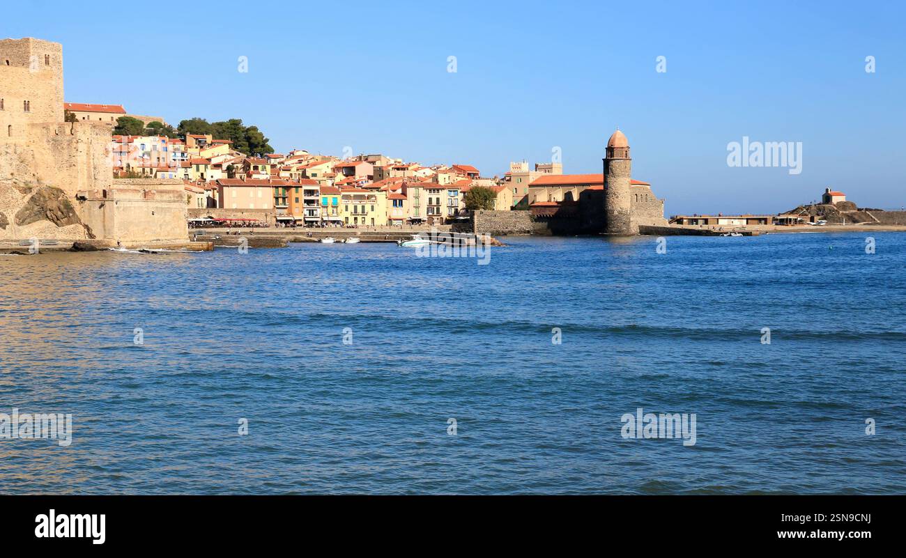 Il porto di Collioure e la sua chiesa sulla costa della Vermeille. Foto Stock