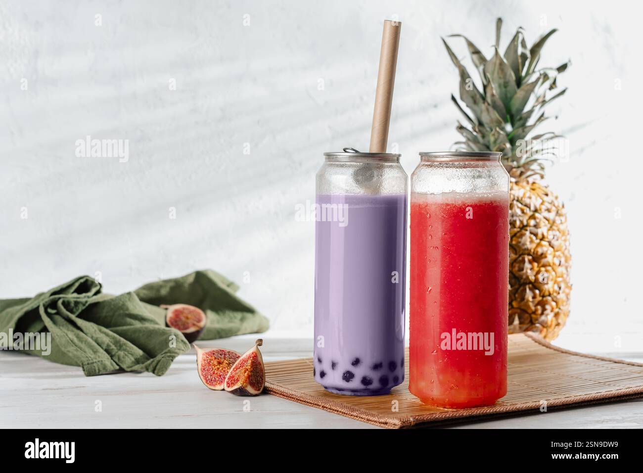 Due rinfrescanti bolle di tè viola con perle di boba in tazze da asporto, bevande rinfrescanti estive Foto Stock