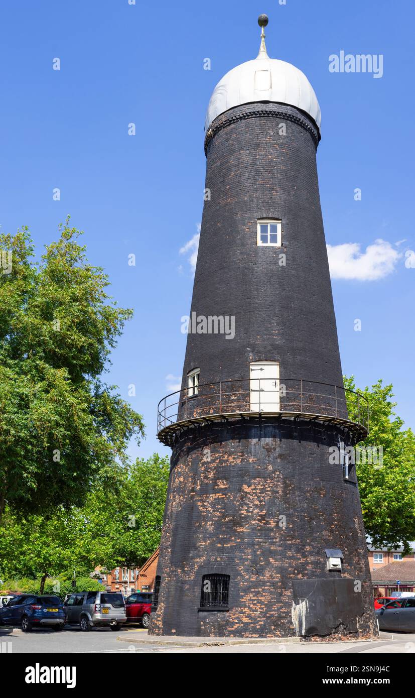 Moneys Mill un ex mulino a vento a torre per la macinazione della farina in Moneys Yard nella città mercato di Sleaford Lincolnshire East Midlands Inghilterra Regno Unito Europa Foto Stock