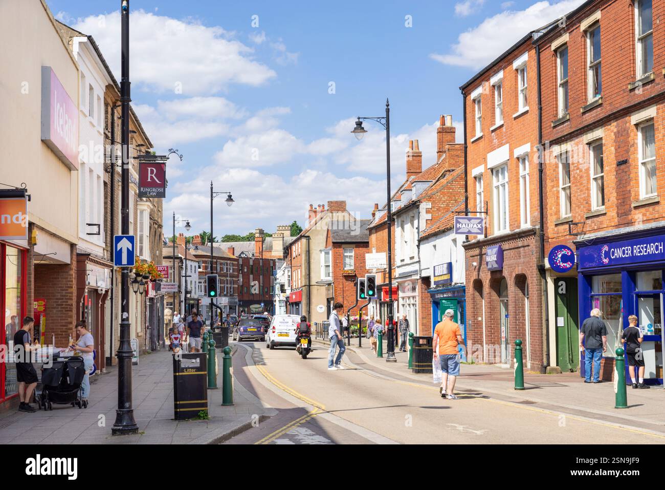 Sleaford Lincolnshire Shops and Shoppers Shopping on South Gate Sleaford Lincolnshire East Midlands Inghilterra Regno Unito GB Europa Foto Stock