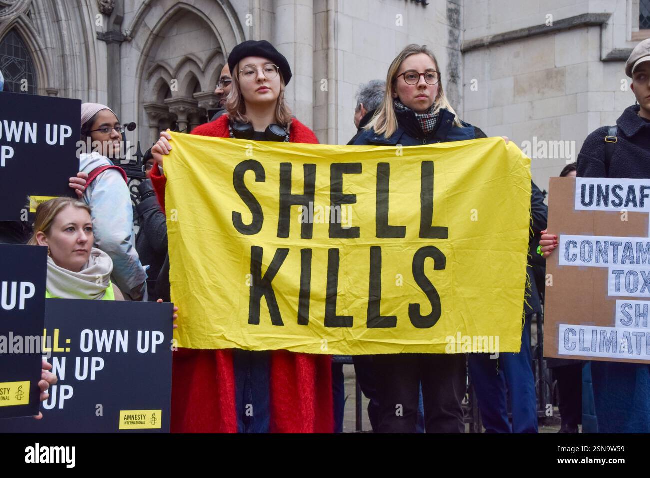 Londra, Regno Unito. 13 febbraio 2025. I manifestanti tengono in mano uno striscione "Shell Kills" durante una manifestazione fuori dalla Royal Courts of Justice mentre le comunità di Ogale e Bille nel Delta del Niger portano Shell in tribunale, chiedendo che il gigante petrolifero pulisca e li risarcisca per i danni ambientali causati dalle fuoriuscite di petrolio. Credito: SOPA Images Limited/Alamy Live News Foto Stock