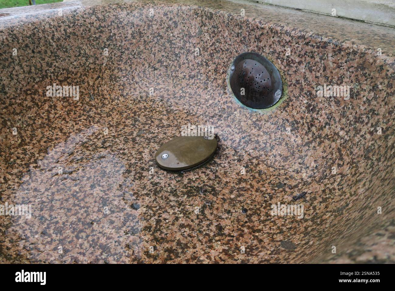 Bacino di granito rosa e grigio di Aberdeen, parte della fontana Readymoney nel Regent's Park, Londra. Foto Stock