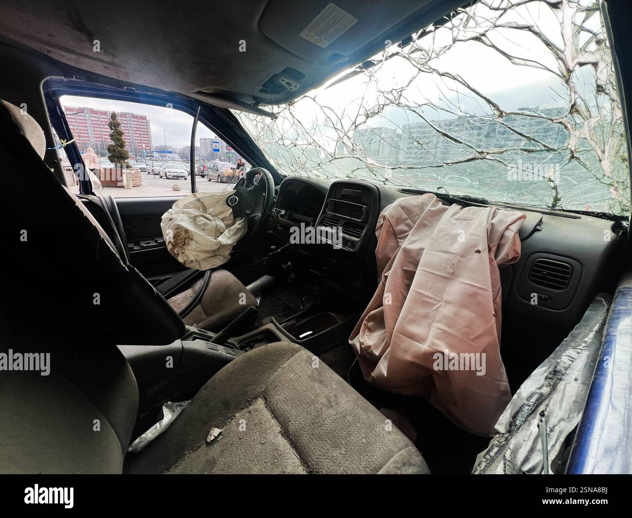 Leopoli, Ucraina - 12 febbraio 2025: Abitacolo di un'auto militare con parabrezza rotto e airbag attivati dopo un incidente Foto Stock