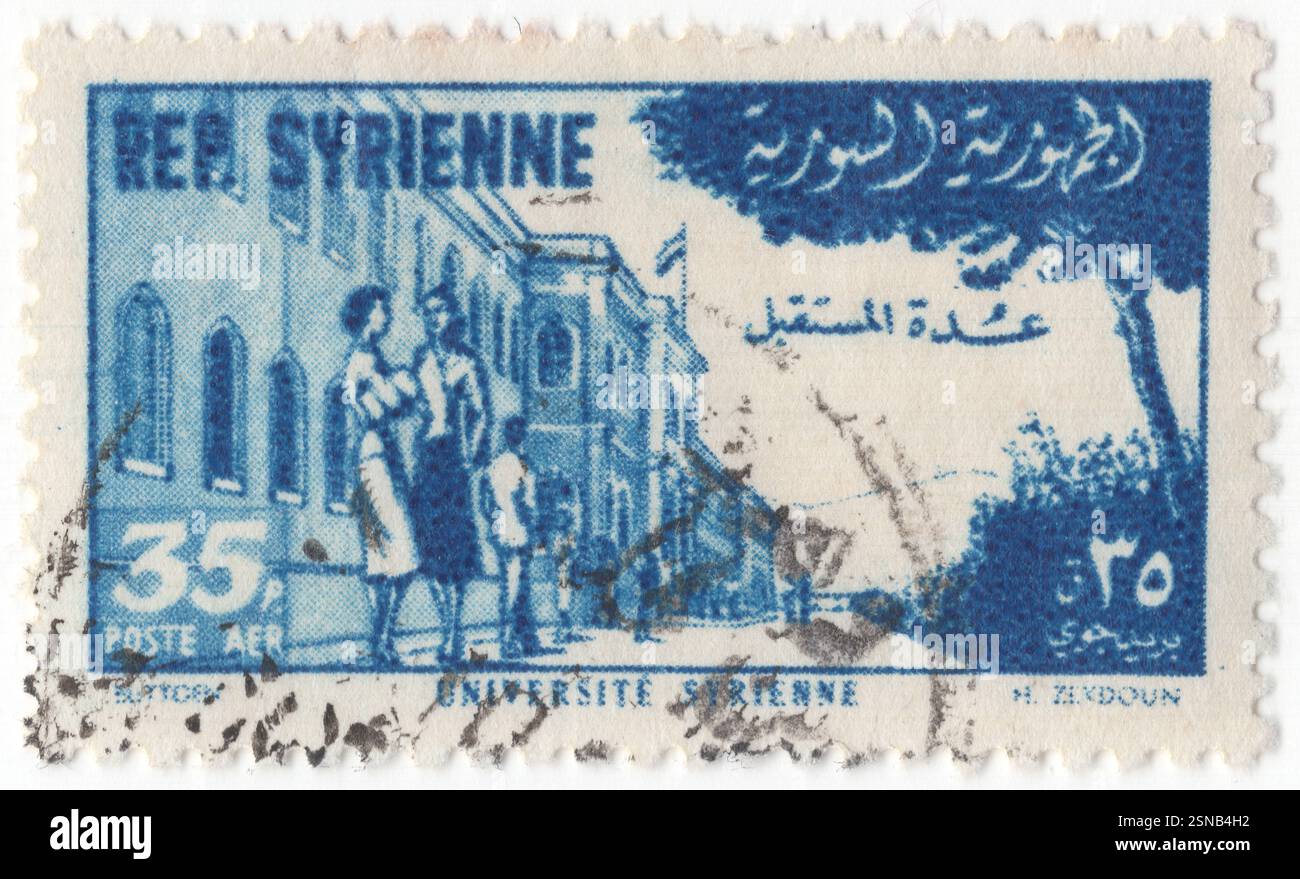 SIRIA - 1955 febbraio 06: 35 piastra Blue Air Post francobollo raffigurante la sede dell'Università della Siria a Baramkeh. L'Università di Damasco è la più grande e antica università della Siria, situata nella capitale Damasco, con campus in altre città siriane. È stata fondata nel 1923 come Università siriana attraverso la fusione della Scuola medica (fondata nel 1903) e l'Istituto di diritto (istituito nel 1913). L'Università di Damasco è stata una delle università più rinomate del mondo arabo ed è composta da diverse facoltà, istituti superiori, istituti intermedi e una scuola di infermieristica Foto Stock