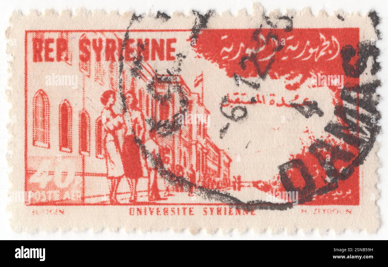 SIRIA - 1955 febbraio 06: 40 piastra francobollo arancione dell'Air Post raffigurante la sede dell'Università della Siria a Baramkeh. L'Università di Damasco è la più grande e antica università della Siria, situata nella capitale Damasco, con campus in altre città siriane. È stata fondata nel 1923 come Università siriana attraverso la fusione della Scuola medica (fondata nel 1903) e l'Istituto di diritto (istituito nel 1913). L'Università di Damasco è stata una delle università più rinomate del mondo arabo ed è composta da diverse facoltà, istituti superiori, istituti intermedi e una scuola di infermieristica Foto Stock