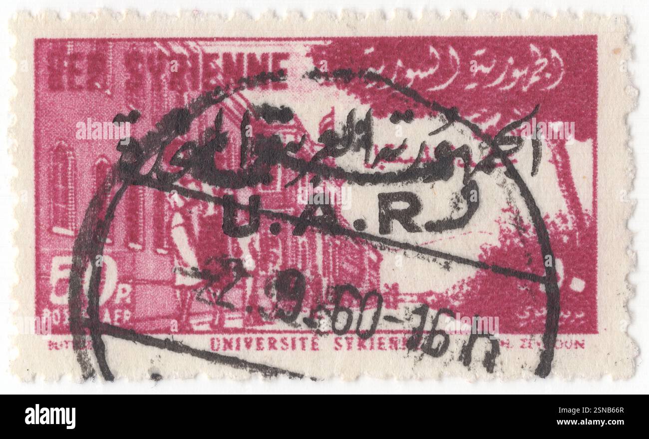 SIRIA - 1955 febbraio 06: 50 piastra Deep Plum Air Post francobollo raffigurante la sede dell'Università della Siria a Baramkeh. L'Università di Damasco è la più grande e antica università della Siria, situata nella capitale Damasco, con campus in altre città siriane. È stata fondata nel 1923 come Università siriana attraverso la fusione della Scuola medica (fondata nel 1903) e l'Istituto di diritto (istituito nel 1913). L'Università di Damasco è stata una delle università più rinomate del mondo arabo ed è composta da diverse facoltà, istituti superiori, istituti intermedi e una scuola di infermieristica Foto Stock