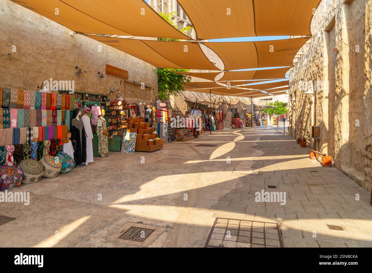 Negozi arabi tradizionali e turistici presso il centro commerciale, gastronomico e culturale al Seef Dubai Creek lungo il Dubai Creek, a Dubai, Emirati Arabi Uniti. Foto Stock
