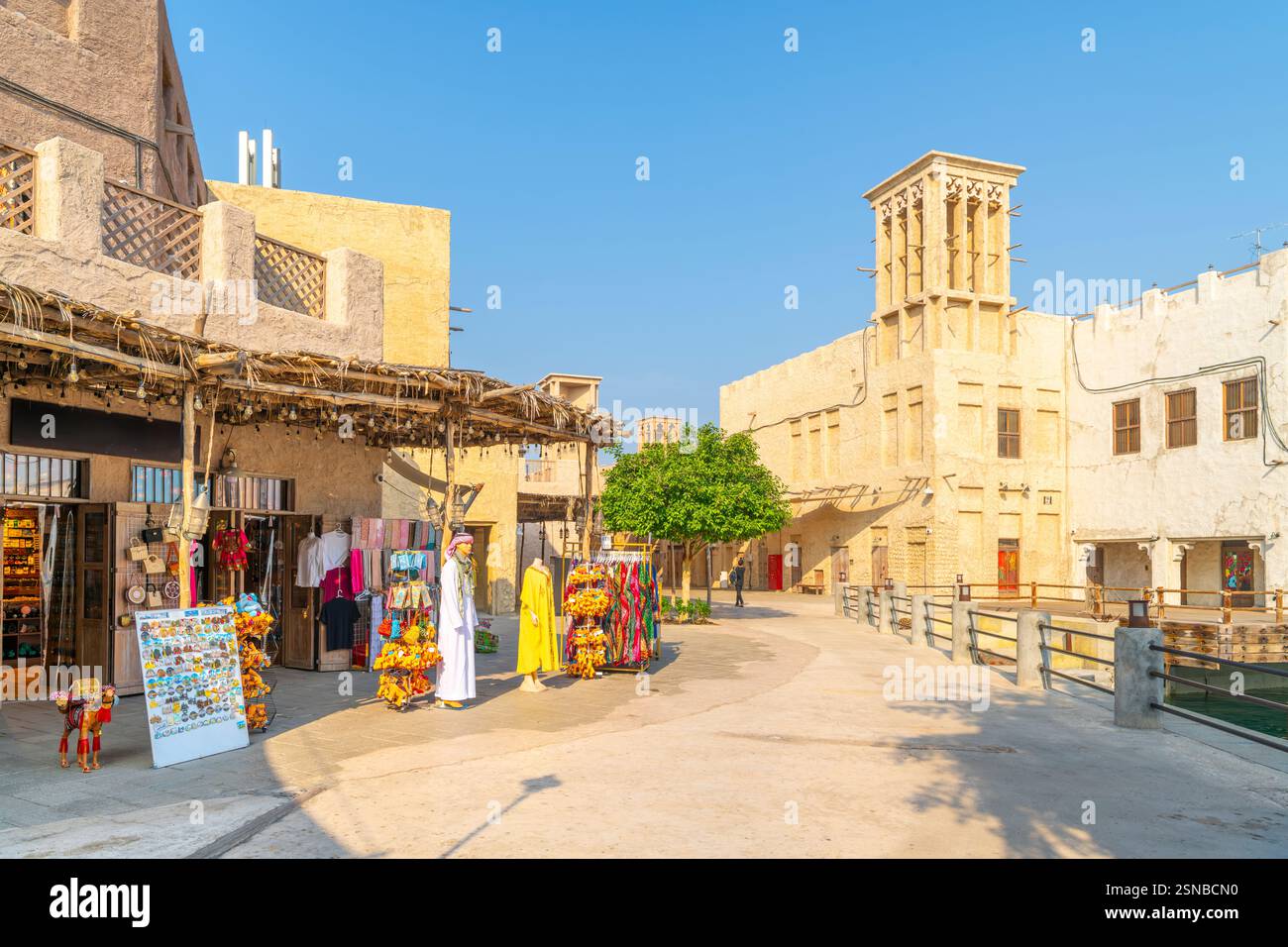 Mercati e negozi tradizionali presso l'al Seef Dubai Creek, centro di shopping, ristoranti e cultura lungo il Dubai Creek, a Dubai, Emirati Arabi Uniti. Foto Stock