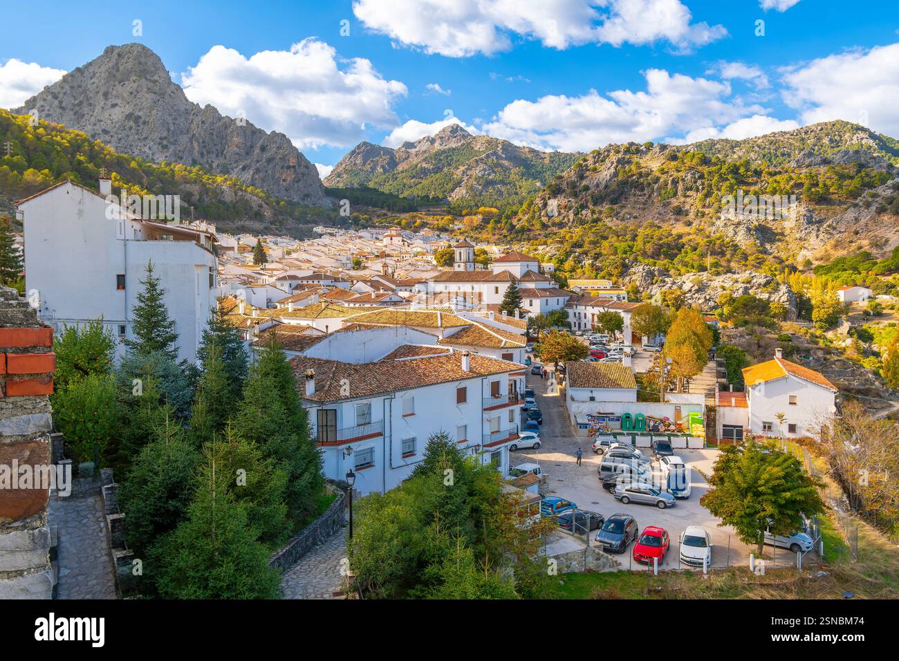 Il villaggio di Grazalema in Spagna, nella provincia di Cadice vicino a Siviglia in Andalusia, uno dei villaggi bianchi della catena montuosa della Sierra del Pinar. Foto Stock