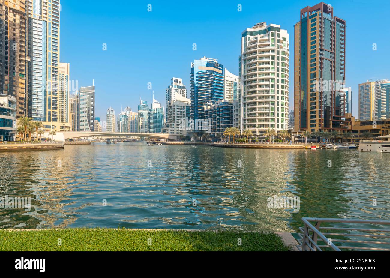 Dubai Marina, una passeggiata sul lungomare di negozi, porticcioli e grattacieli, lungo la costa di Dubai, Emirati Arabi Uniti. Foto Stock