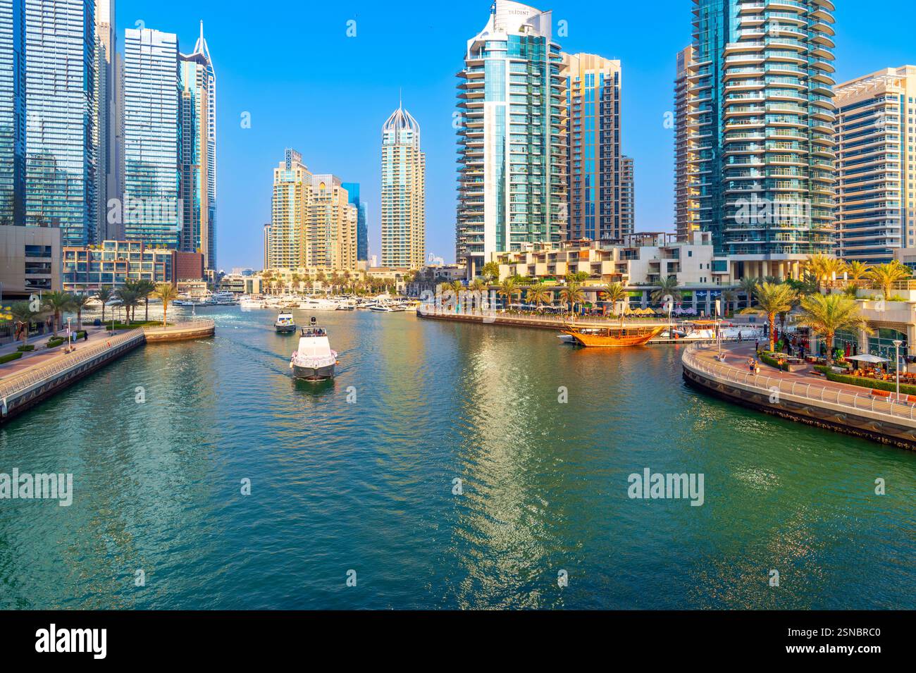Dubai Marina, una passeggiata sul lungomare di negozi, porticcioli e grattacieli, lungo la costa di Dubai, Emirati Arabi Uniti. Foto Stock