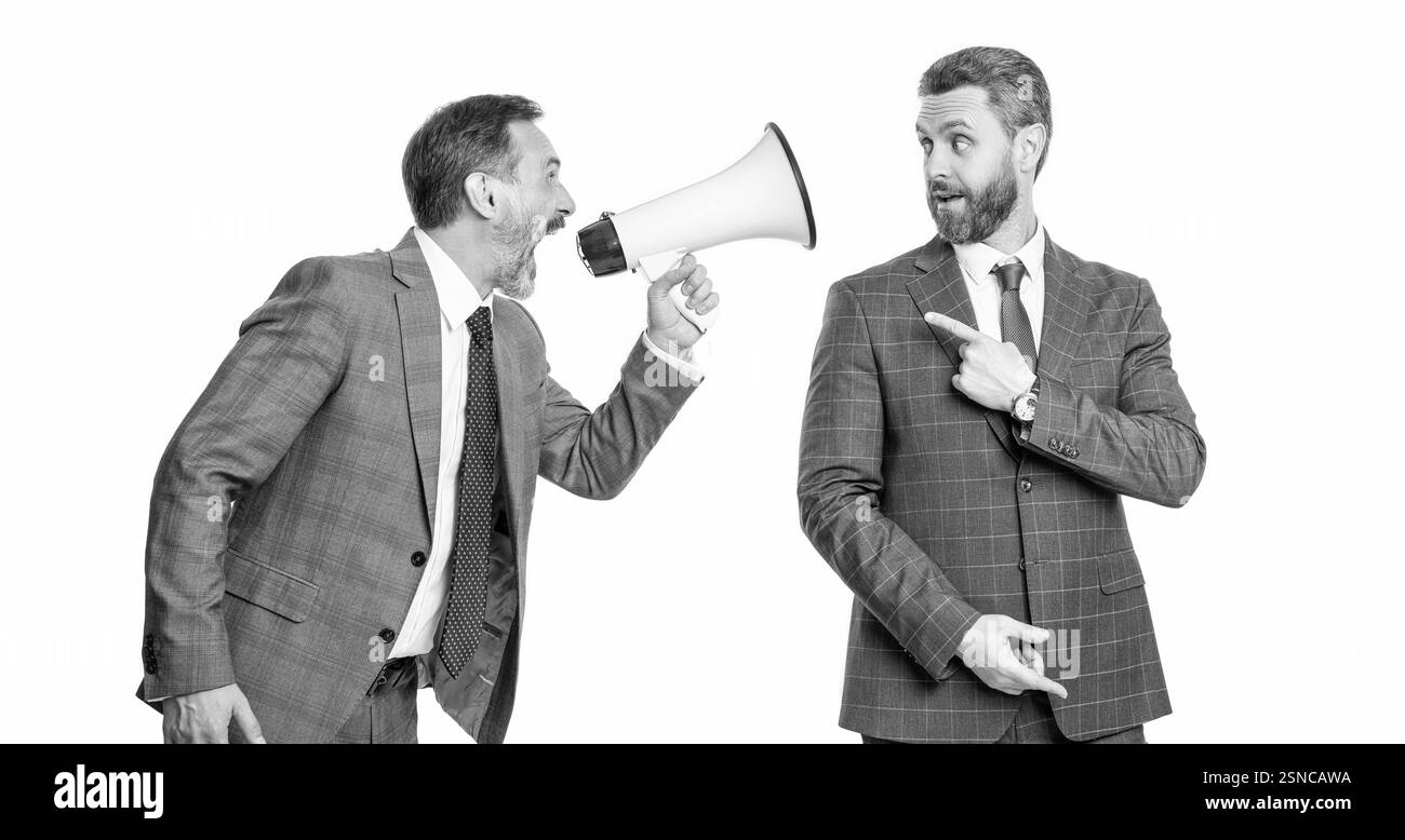 conflitto d'affari. uomo d'affari che urla in altoparlante isolato su bianco. un uomo d'affari ha un conflitto con il partner per la promozione. uomo d'affari che risolve Foto Stock