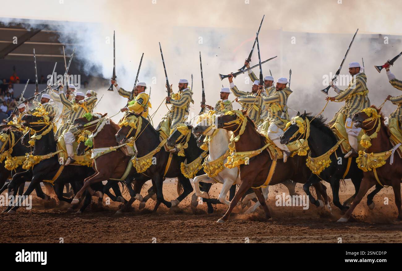 Nel cuore del Marocco, Fantasia brilla per i suoi colori vivaci e il suo potente display. Maestosi cavalli e cavalieri valorosi, avvolti da abiti vivaci, Foto Stock