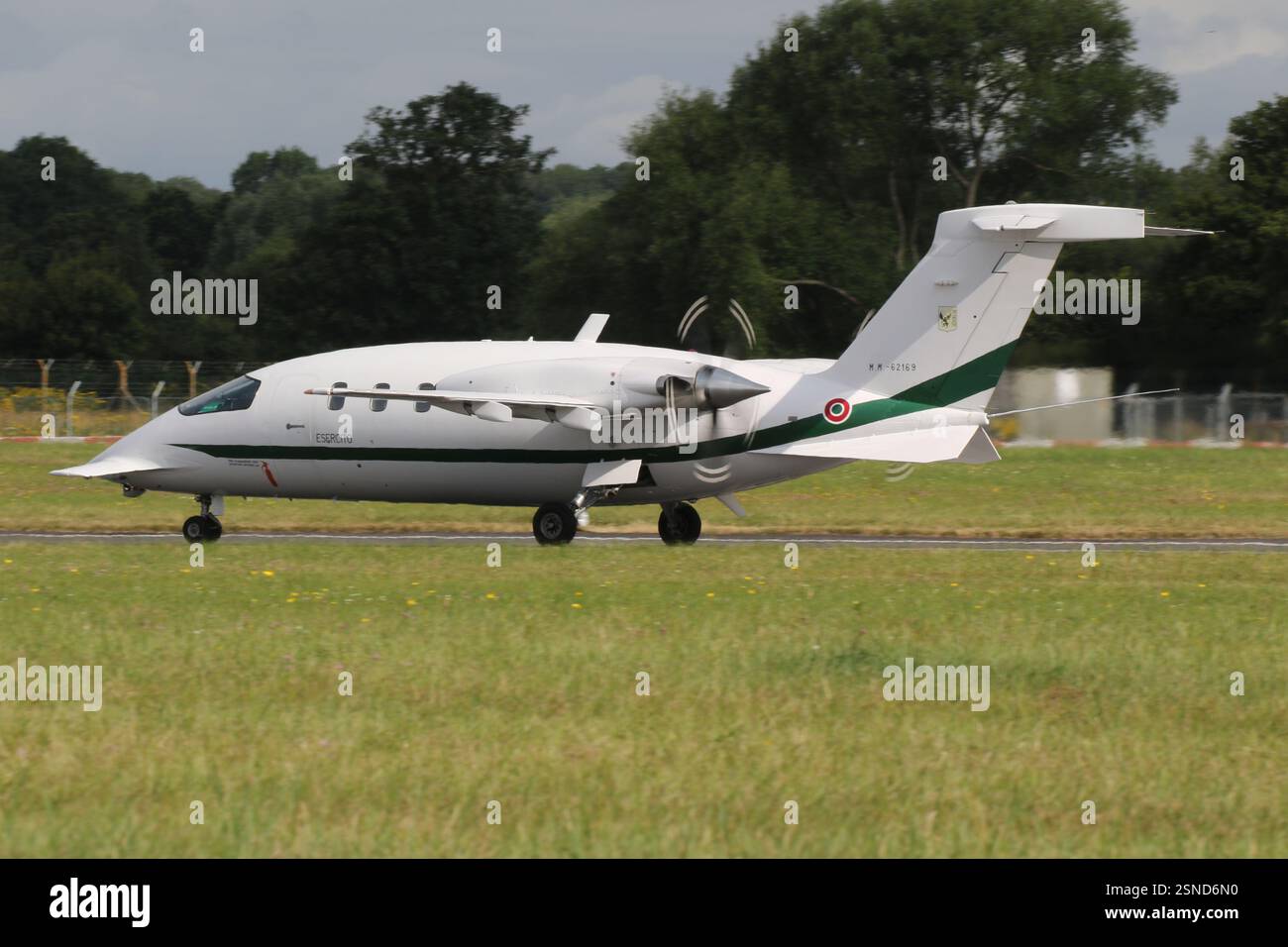 MM62169, un Piaggio P-180 Avanti gestito dall'Esercito Italiano, presso RAF Fairford nel Gloucestershire, Inghilterra, durante il Royal International Air Tattoo 2024 (RIAT 2024). Foto Stock
