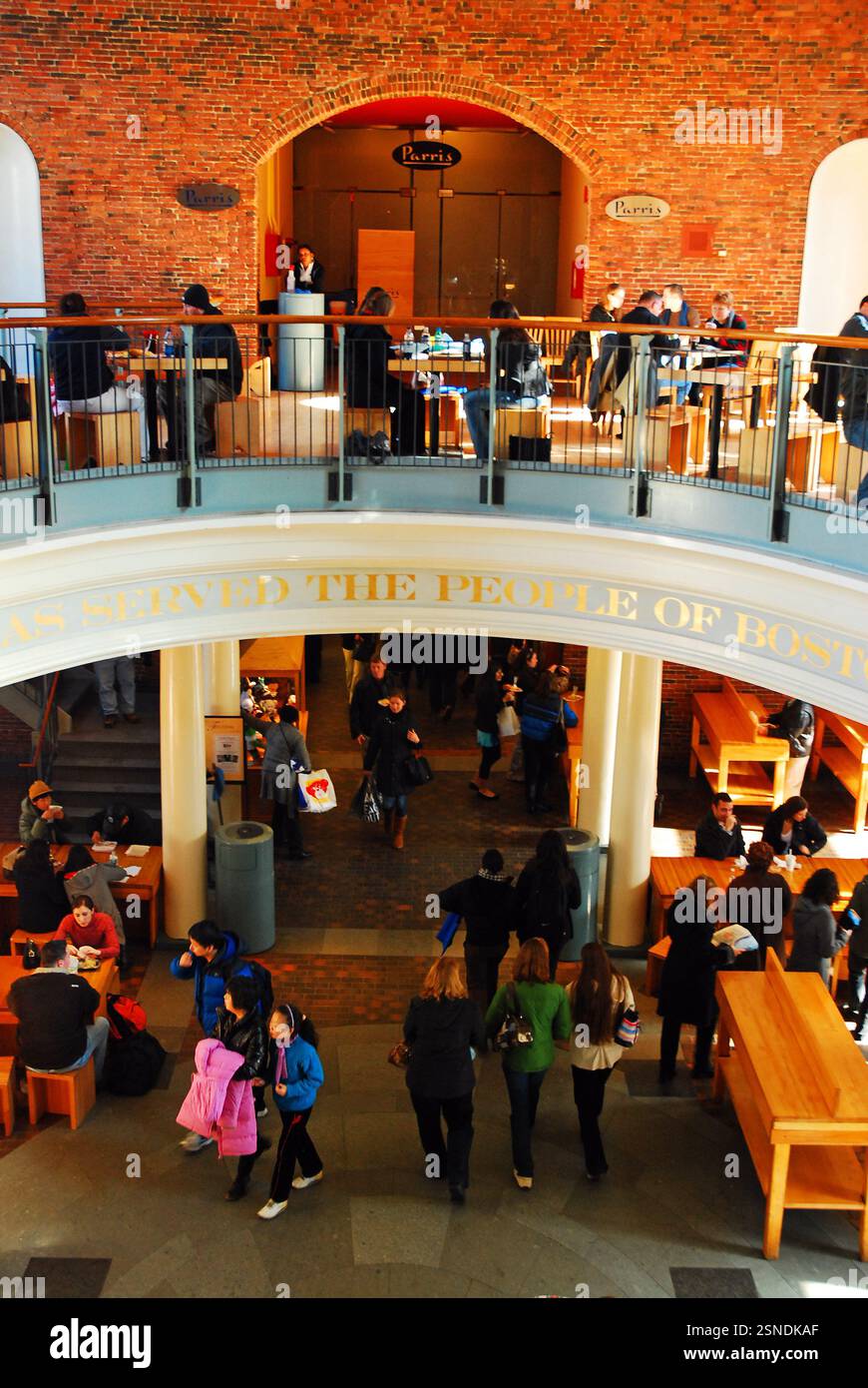 Una folla all'ora di pranzo riempie i posti a sedere e i corridoi della Faneuil Hall di Boston Foto Stock