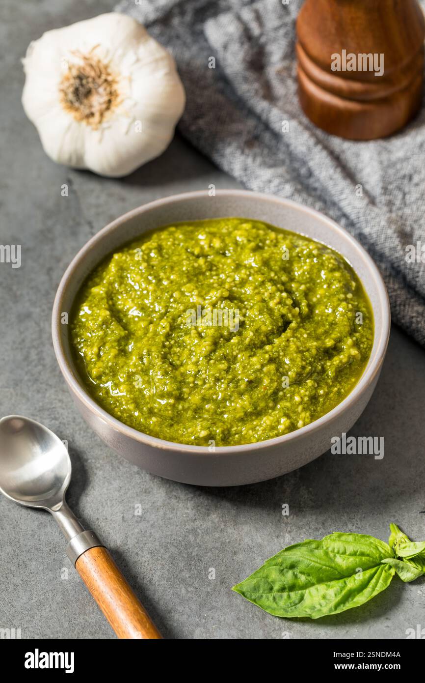 Salsa di pesto al basilico verde biologico con parmigiano e pinoli Foto Stock