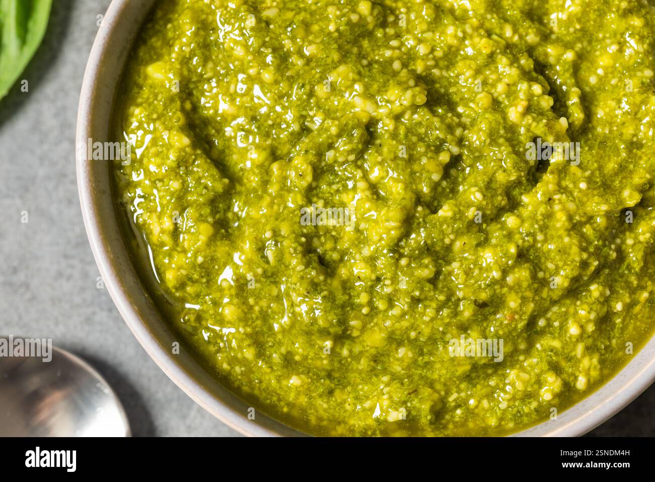 Salsa di pesto al basilico verde biologico con parmigiano e pinoli Foto Stock