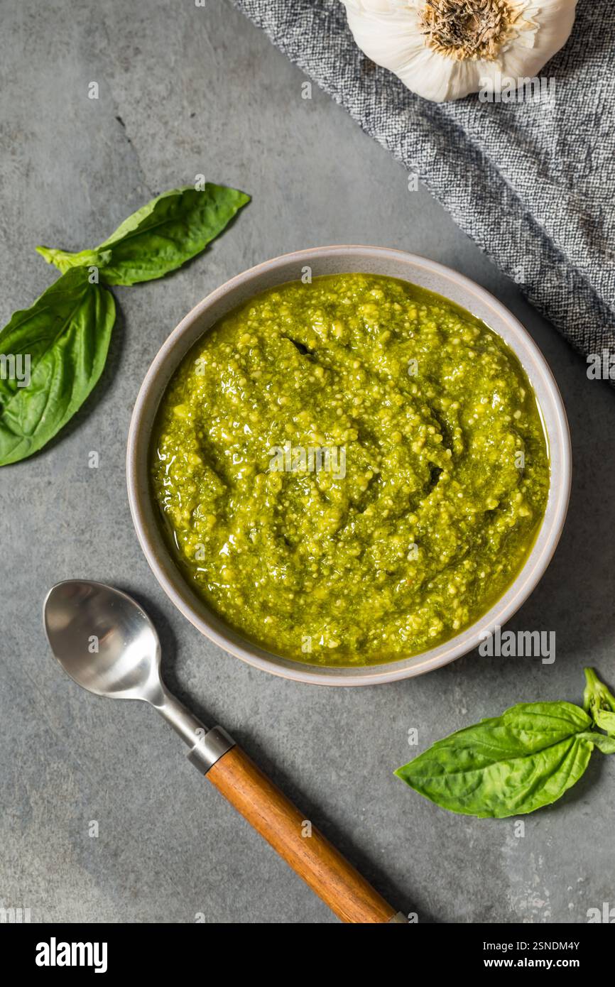 Salsa di pesto al basilico verde biologico con parmigiano e pinoli Foto Stock