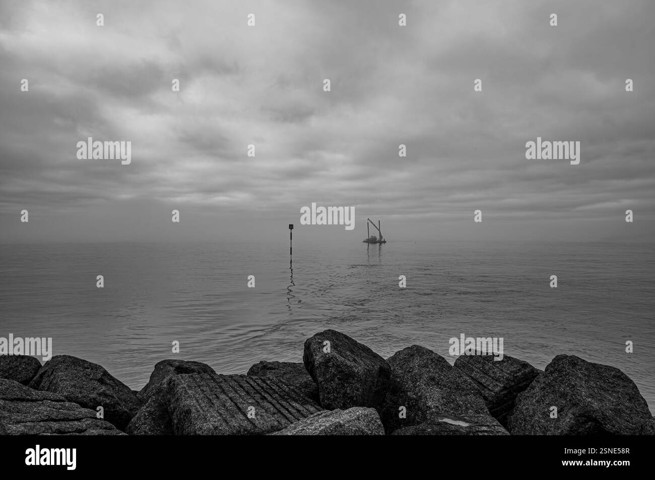 In una giornata nebbiosa potrai lavorare in barca al largo della spiaggia di Margate Foto Stock