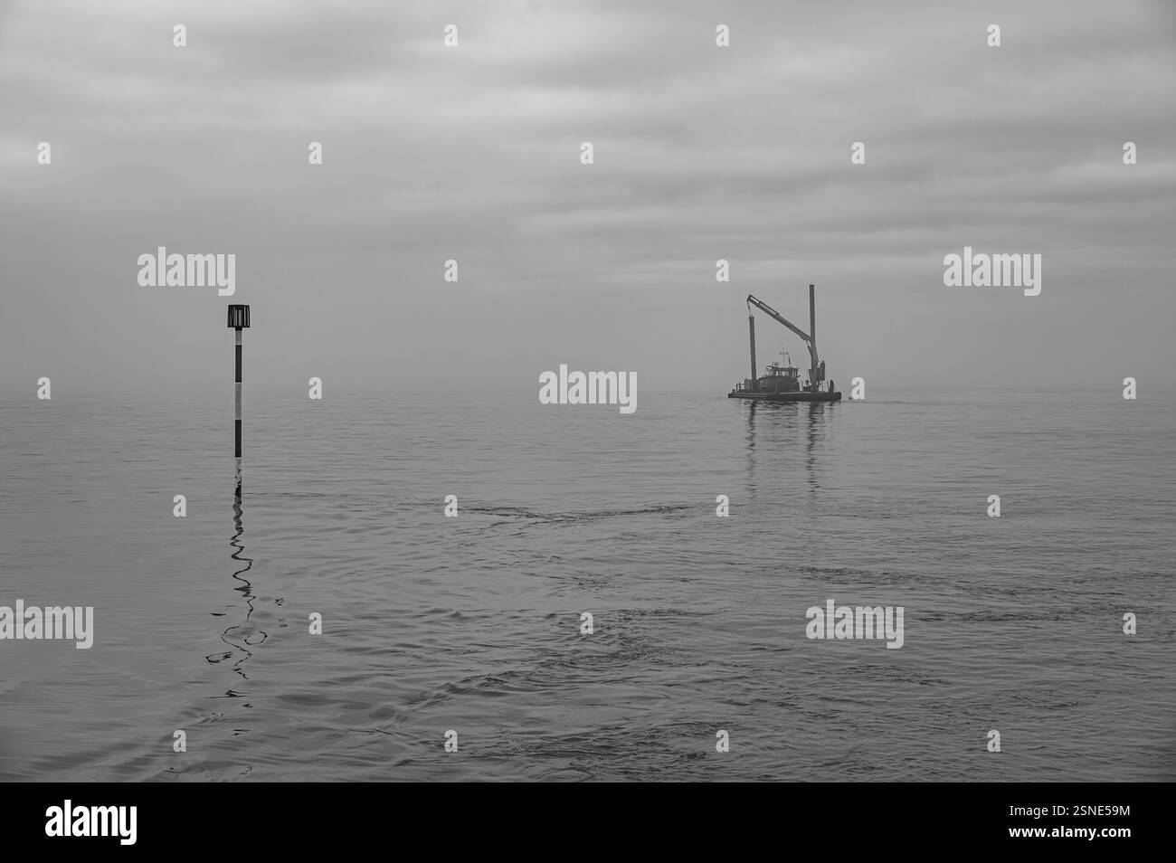 In una giornata nebbiosa potrai lavorare in barca al largo della spiaggia di Margate Foto Stock
