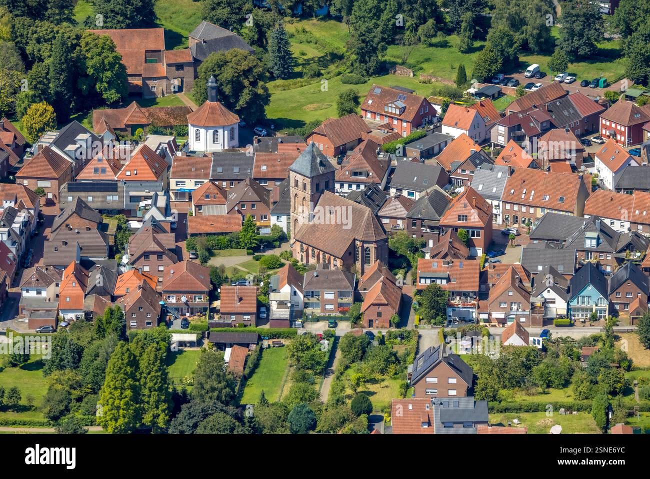 Vista aerea, vista dell'area residenziale con la chiesa di San Giorgio e i tetti rossi, centro storico, Schermbeck, zona della Ruhr, Renania settentrionale-Westphali Foto Stock