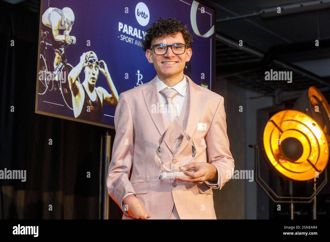Sint Pieters Leeuw, Belgio. 13 febbraio 2025. Hamza Taleb posa per il fotografo durante il premio "Paralimpic Sport Awards 2024" per i migliori atleti e allenatori paralimpici belgi, giovedì 13 febbraio 2025 a Ruisbroek, Sint-Pieters-Leeuw. BELGA FOTO HATIM KAGHAT credito: Belga News Agency/Alamy Live News Foto Stock