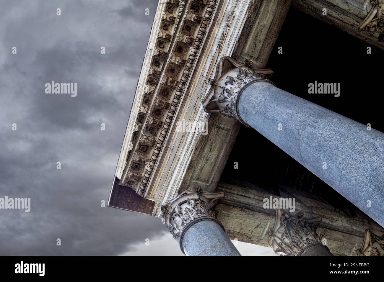 Vista ad angolo basso del Pantheon Romano Foto Stock