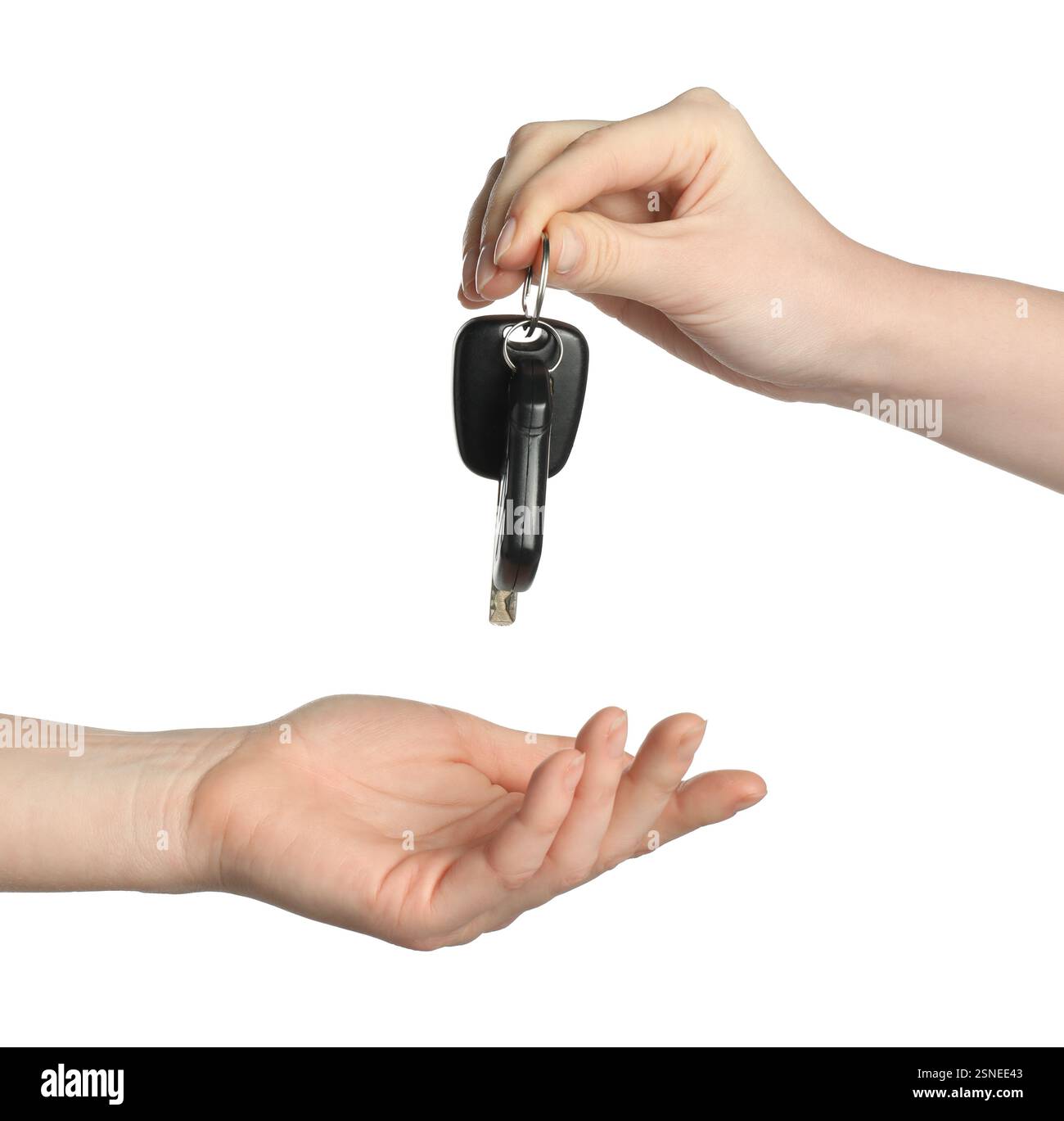 Il concessionario consegna la chiave della vettura al cliente su sfondo bianco e primo piano. Comprare auto Foto Stock