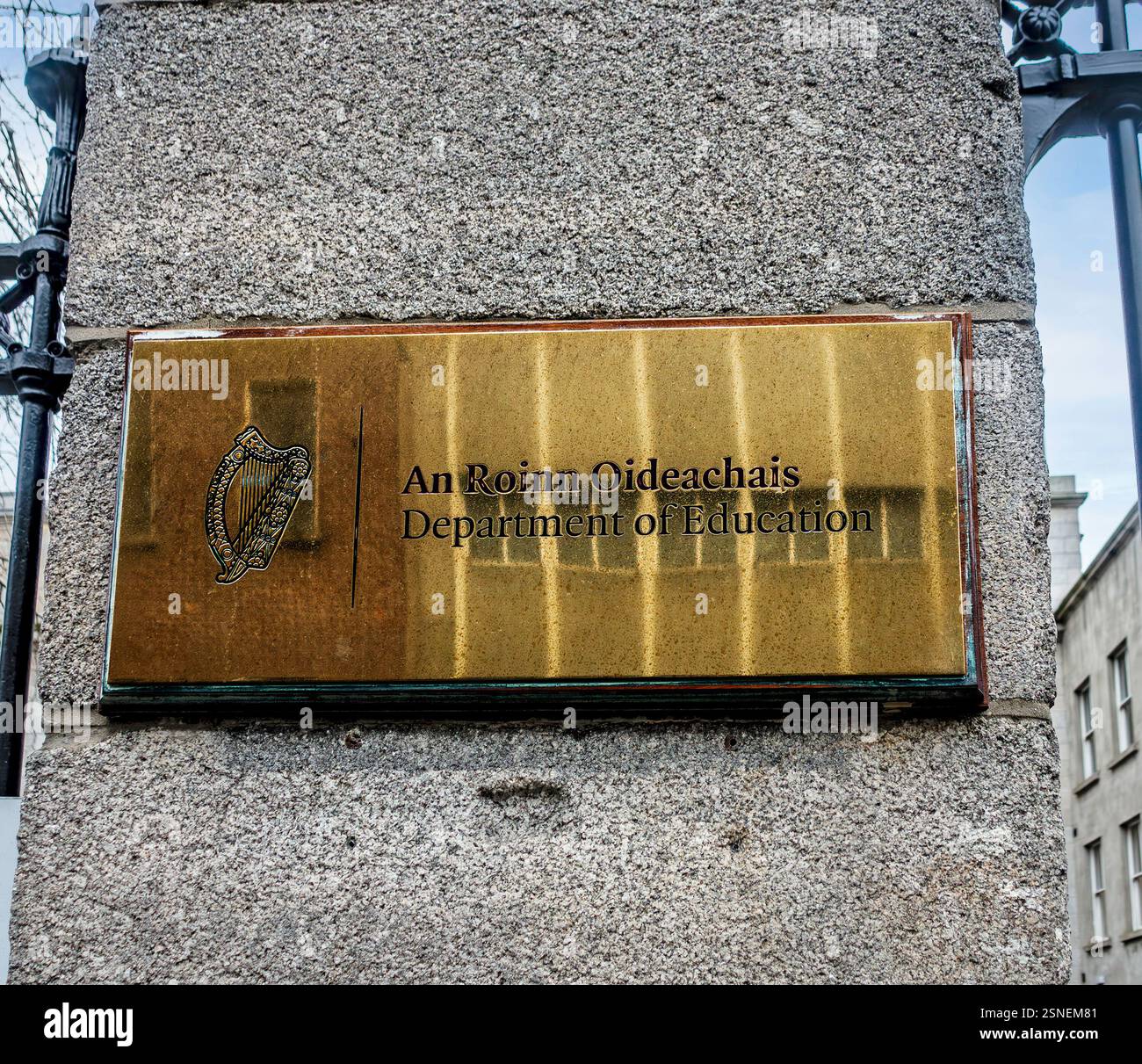 Segnaletica per il Department of Education presso i loro uffici in Marlborough Street, Dublino, Irlanda Foto Stock
