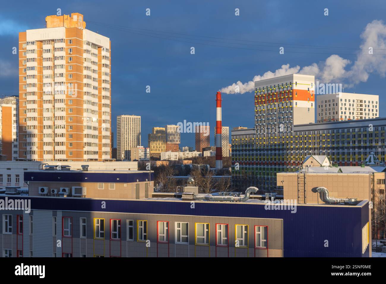 Urbano moderno con appartamenti colorati e camino fumante sotto il cielo azzurro in una giornata di sole. Mosca, distretto di Kuntsevo Foto Stock