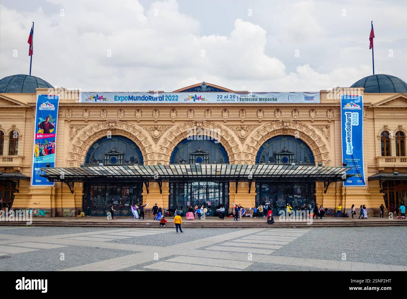 Santiago, Cile, 18 settembre 2022: Le persone praticano danze tradizionali cilene di fronte al Centro Cultural Estacion Mapocho Foto Stock