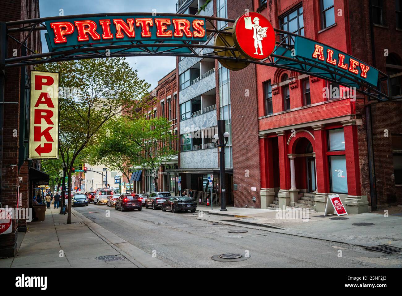 14 ottobre 2023, Nashville, Tennessee: Un cartello al neon all'ingresso di Printers Alley, un famoso quartiere della vita notturna di Nashville, Tennessee Foto Stock