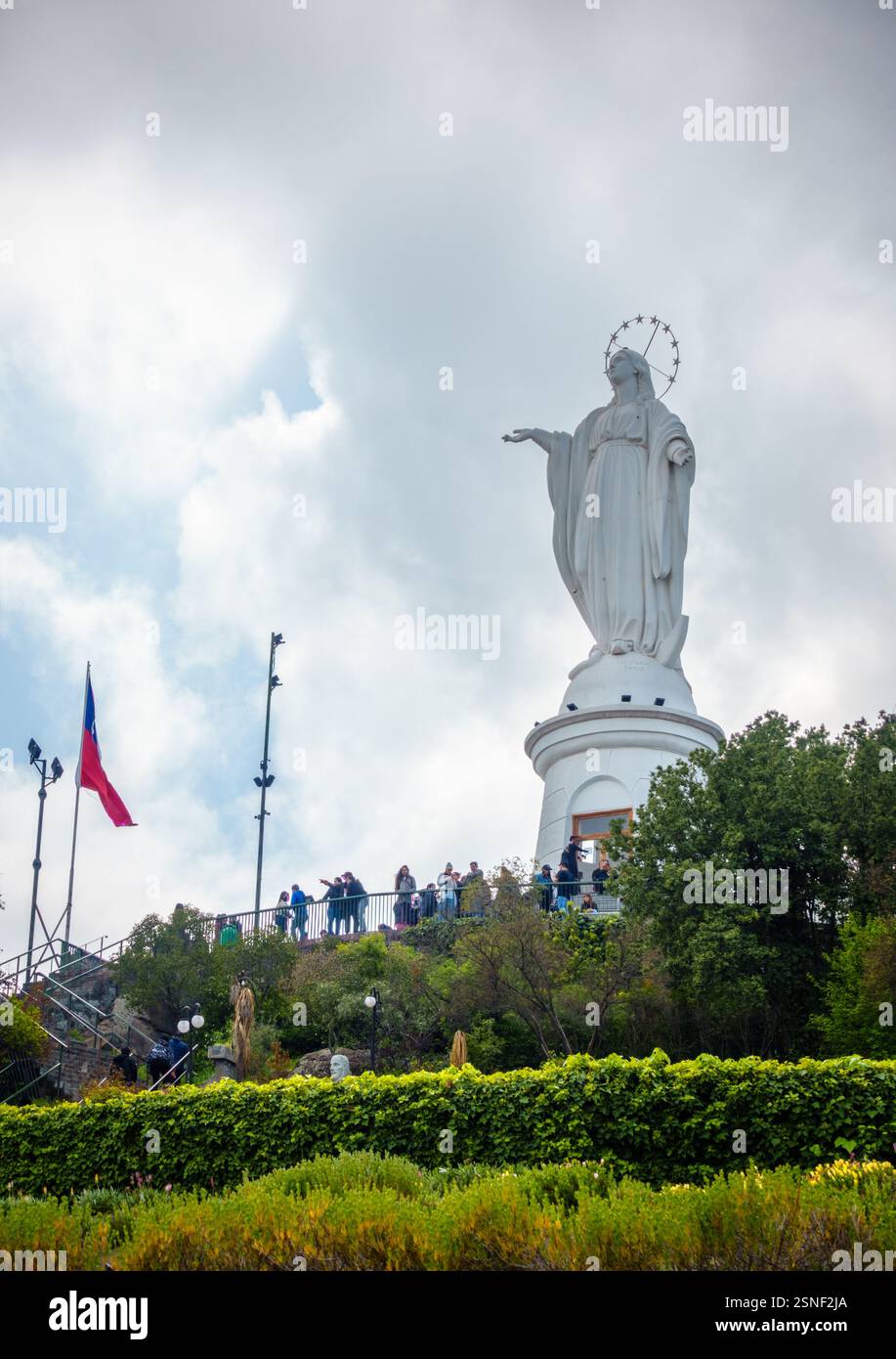 Santiago, Cile, 18 settembre 2022: Statua della Vergine Maria sulla collina di Cerro San Cristobal a Santiago, Cile Foto Stock