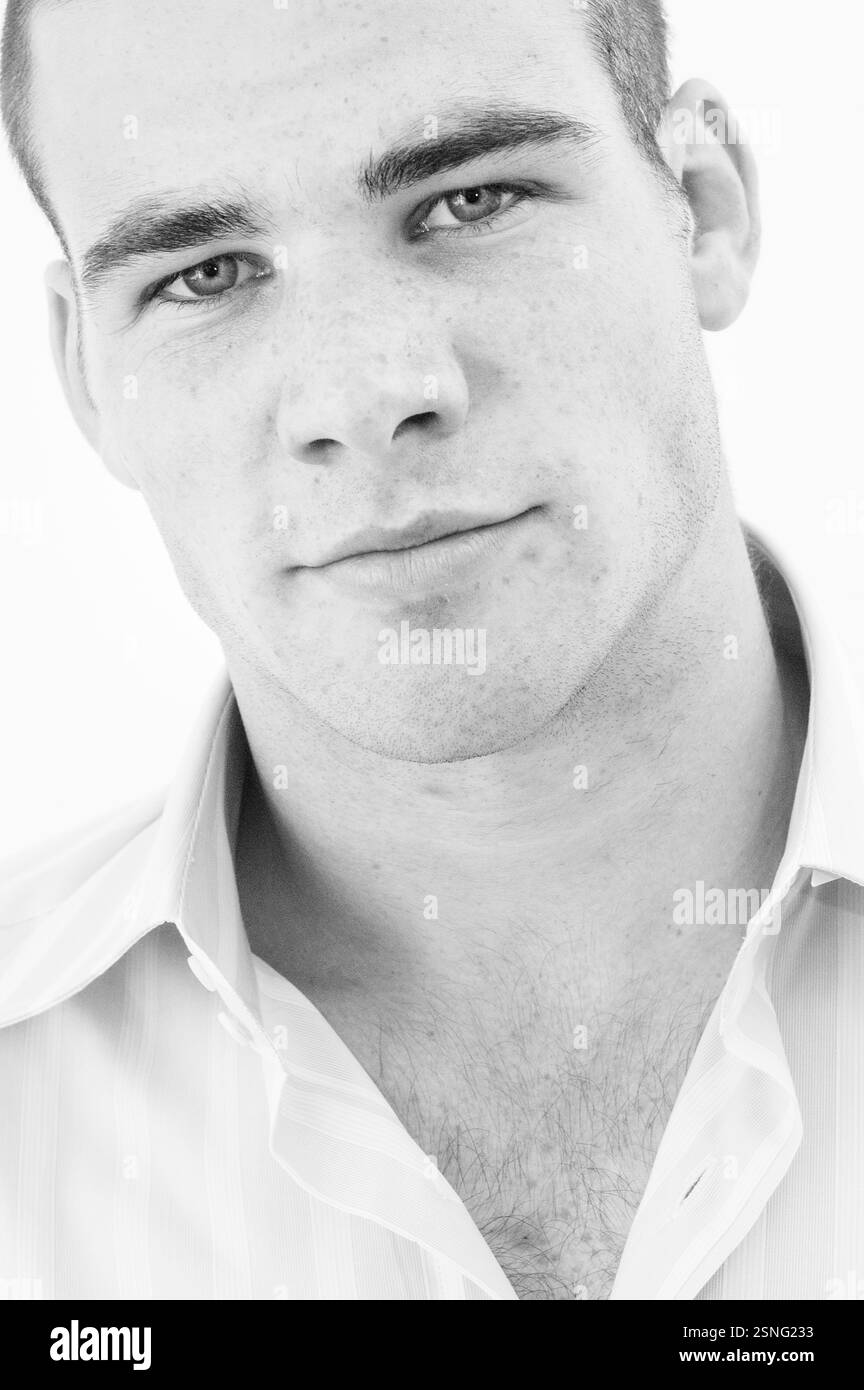 MIKE PHILLIPS, BRITISH LION, YOUNG, 2004: Il rugby Wales and Llanelli Scarlets MIKE PHILLIPS fotografato come giovane stella nascente per una diffusione di moda il 16 settembre 2004 a Cardiff, Galles, Regno Unito. Fotografia: ROB WATKINS. INFO: Mike Phillips è un ex giocatore di rugby gallese noto per il suo potente stile fisico come mezzo mischia. Giocatore chiave per il Galles e i British & Irish Lions, Phillips guadagnò 99 presenze e fu determinante in diversi titoli del Six Nations. Foto Stock