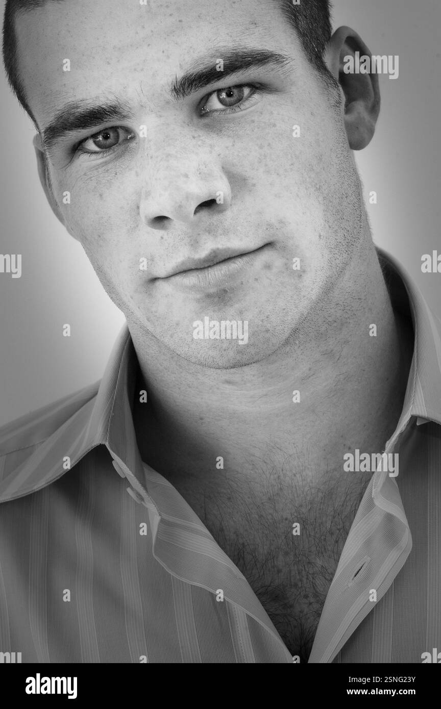 MIKE PHILLIPS, BRITISH LION, YOUNG, 2004: Il rugby Wales and Llanelli Scarlets MIKE PHILLIPS fotografato come giovane stella nascente per una diffusione di moda il 16 settembre 2004 a Cardiff, Galles, Regno Unito. Fotografia: ROB WATKINS. INFO: Mike Phillips è un ex giocatore di rugby gallese noto per il suo potente stile fisico come mezzo mischia. Giocatore chiave per il Galles e i British & Irish Lions, Phillips guadagnò 99 presenze e fu determinante in diversi titoli del Six Nations. Foto Stock