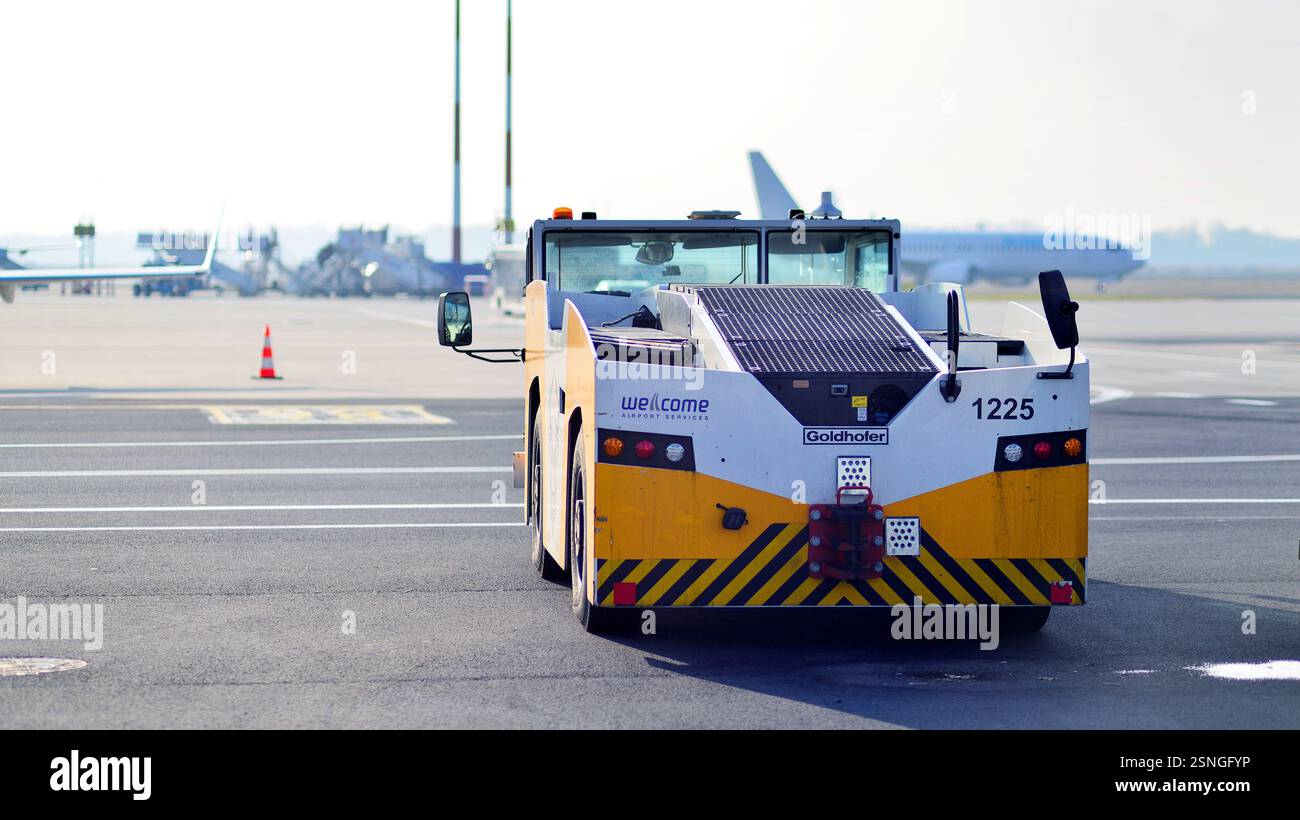 Varsavia, Polonia. 9 febbraio 2025. Veicolo di traino per il traino di aeromobili passeggeri. Aeroporto di Chopin. Foto Stock