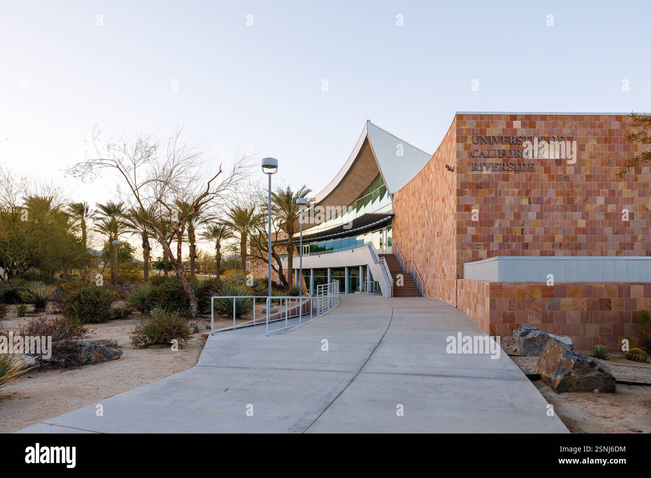 University of California, Riverside UCR Palm Desert Center al crepuscolo con cartelli sul lato dell'edificio Foto Stock