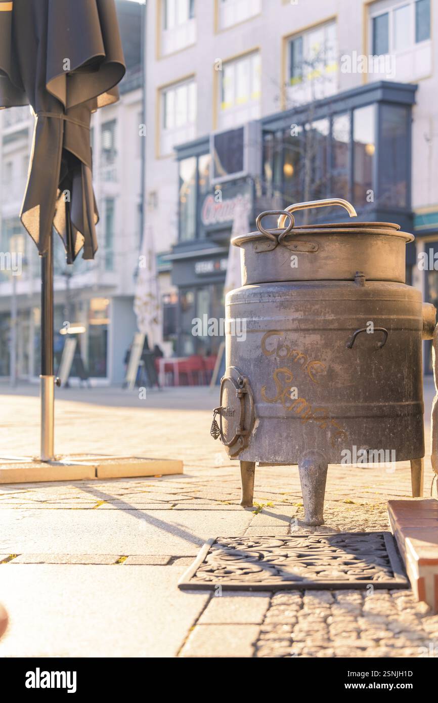 Pentola di metallo retrò in una strada della città vecchia vicino a un caffè, Sindelfingen, quartiere di Boeblingen, Germania, Europa Foto Stock