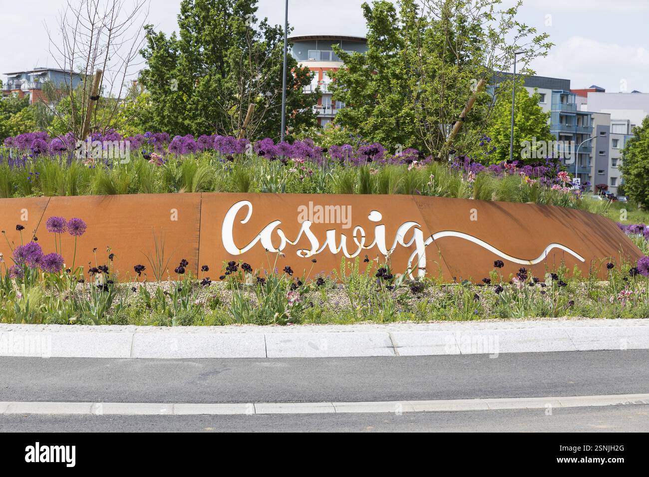 Rotonda progettata tra Coswig e Radebeul con lettere Coswig, Sassonia, Germania, Europa Foto Stock
