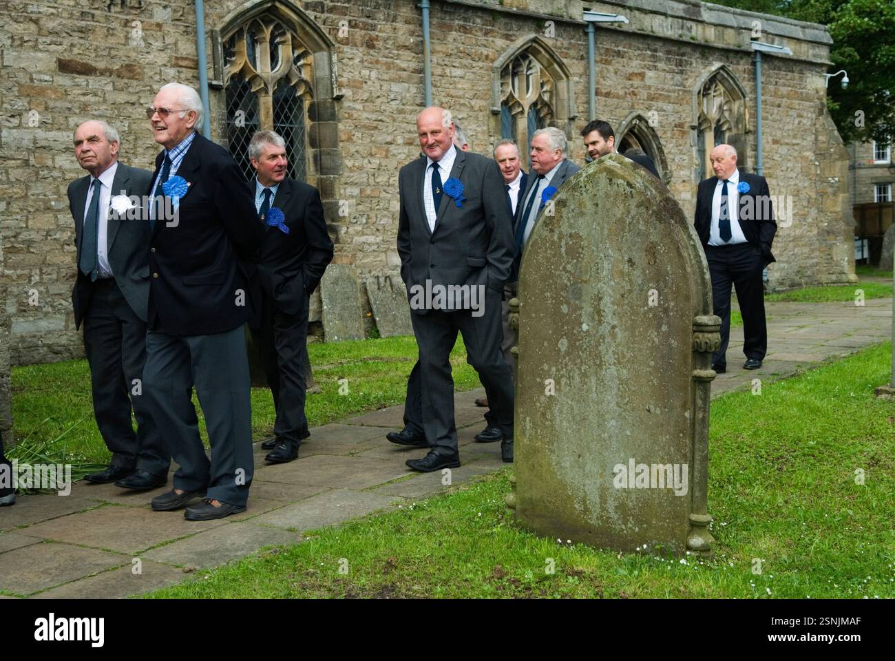 Yorkshire England, uomini locali, membri della Askrigg Equitable Benevolent and Friendly Society frequentano la chiesa di St Oswalds per il loro servizio di ringraziamento. Askrigg, North Yorkshire, Inghilterra 5 giugno 2014 2010s UK HOMER SYKES Foto Stock
