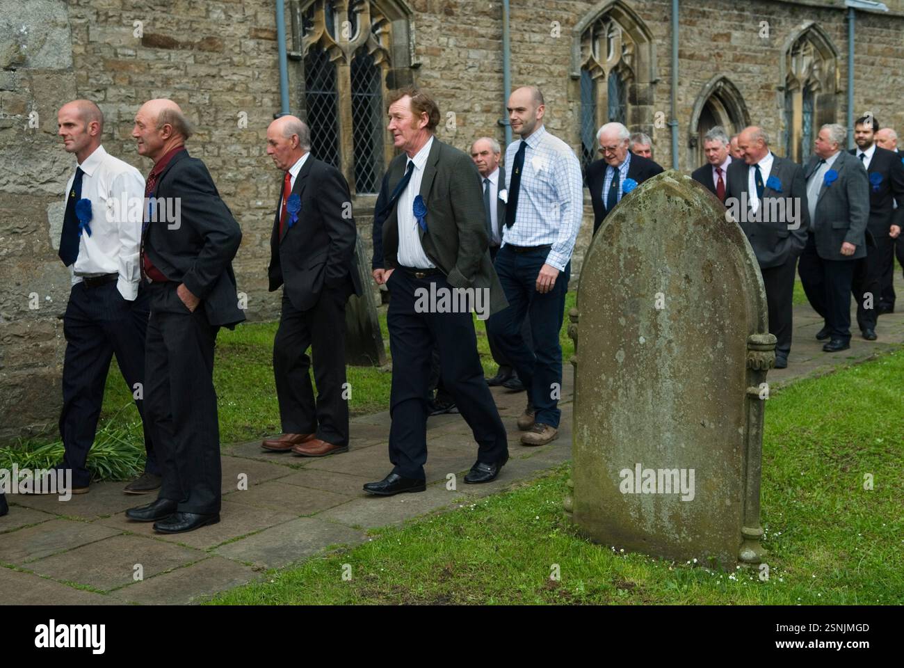 Yorkshire England, uomini locali, membri della Askrigg Equitable Benevolent and Friendly Society frequentano la chiesa di St Oswalds per il loro servizio di ringraziamento. Askrigg, North Yorkshire, Inghilterra 5 giugno 2014 2010s UK HOMER SYKES Foto Stock